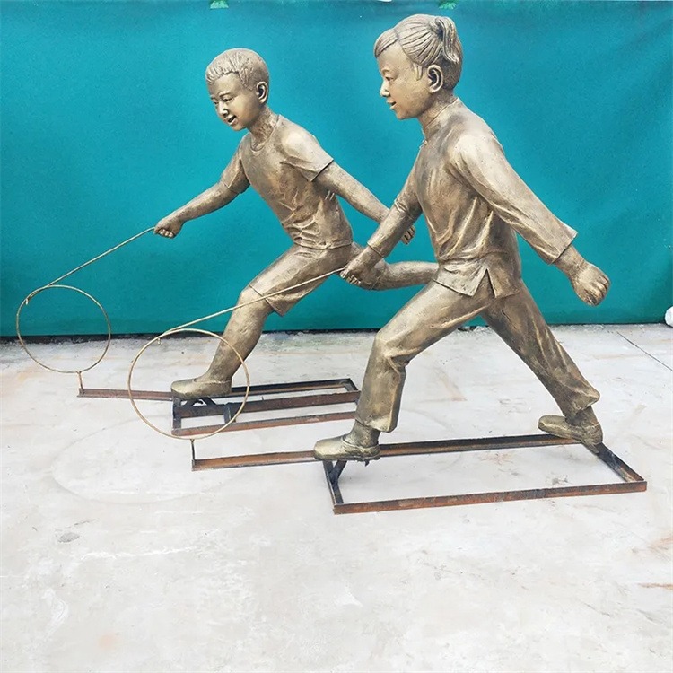 玻璃钢童趣主题雕塑厂家，供应儿童滚铁环雕塑