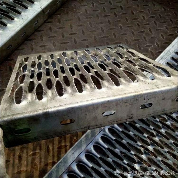 阜康市锯齿形防滑板     铝合金台阶板   迅鹰楼梯踏步板厂家