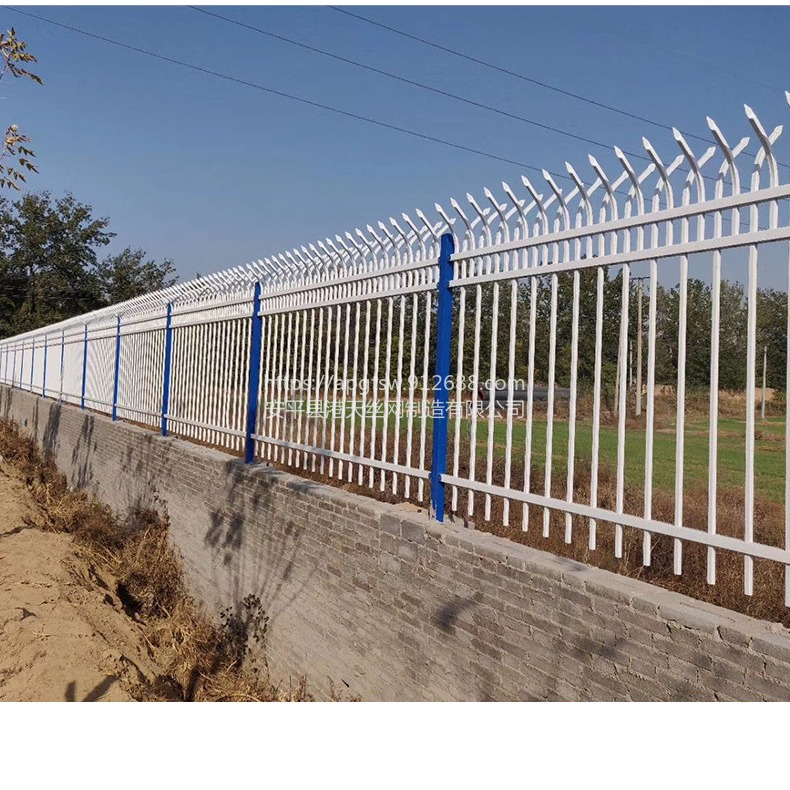 港天  围栏围墙价格   农家小院花圃围栏   围墙栅栏用材质的好   港天锌钢护栏