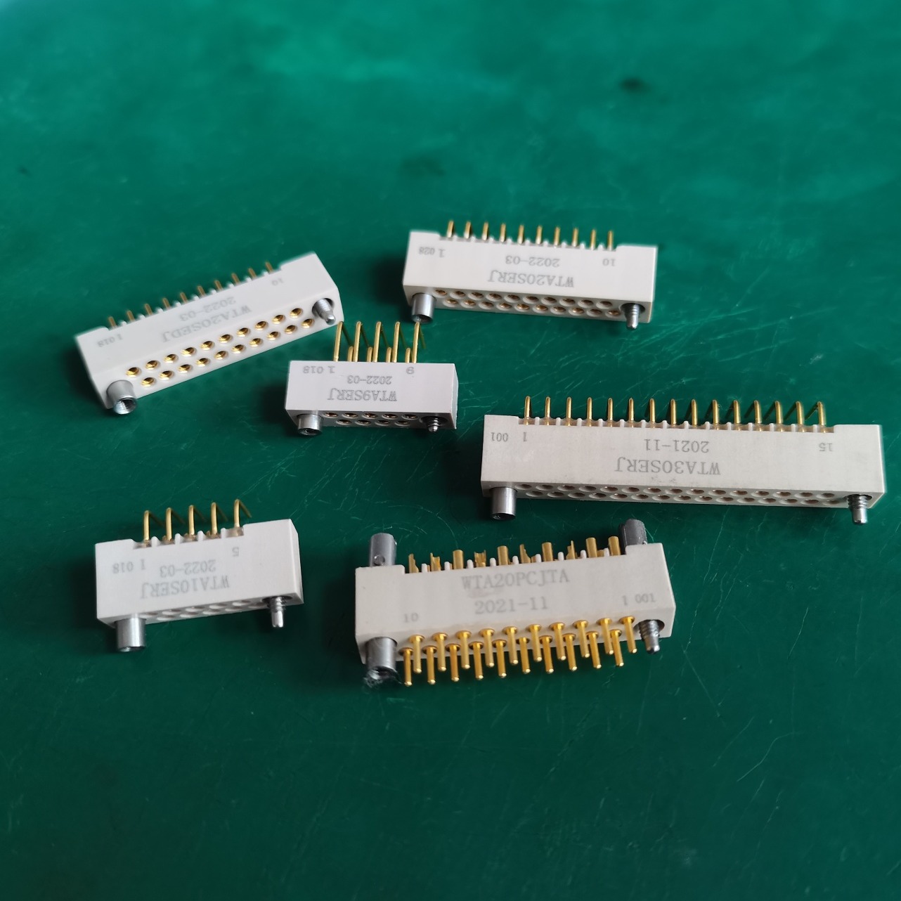 PCB板连接器  接触端子采用线簧插孔  具有适应振动环境  插拔次数达到10000次以上  带不锈钢螺丝锁紧图片
