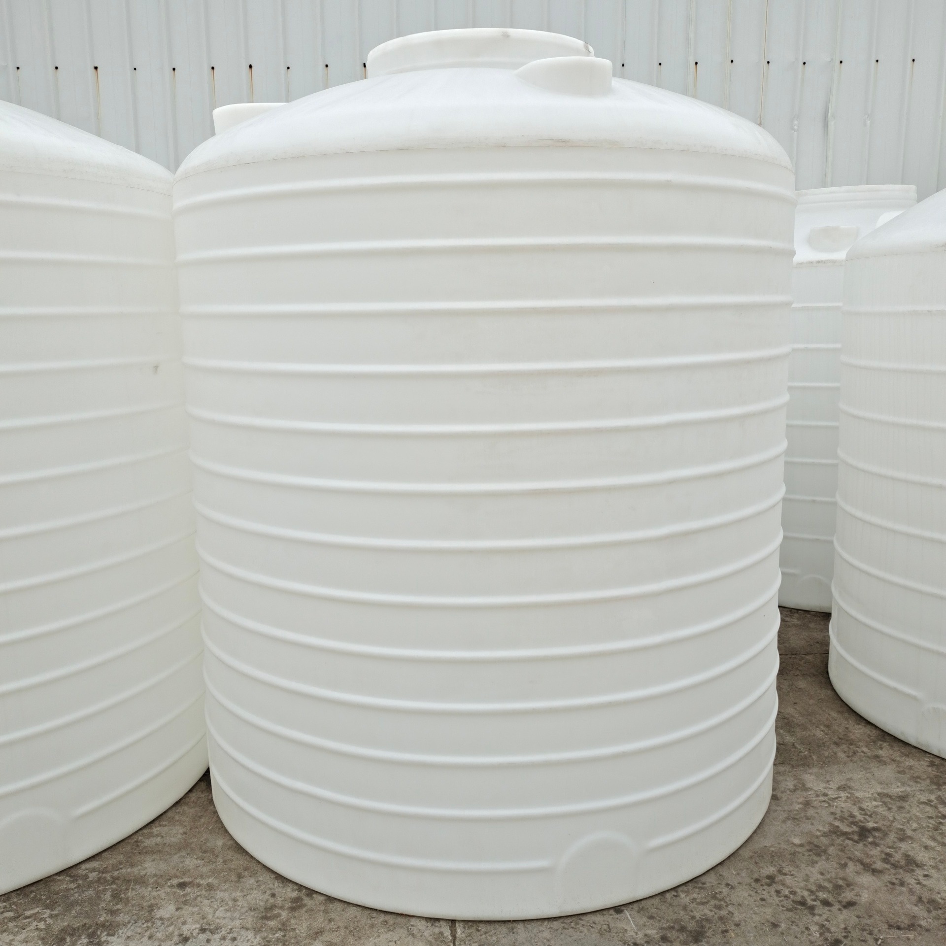 供应2立方户外立式塑料水箱2000升化工溶液存储塑料防腐储罐2吨工程用水塑料水塔