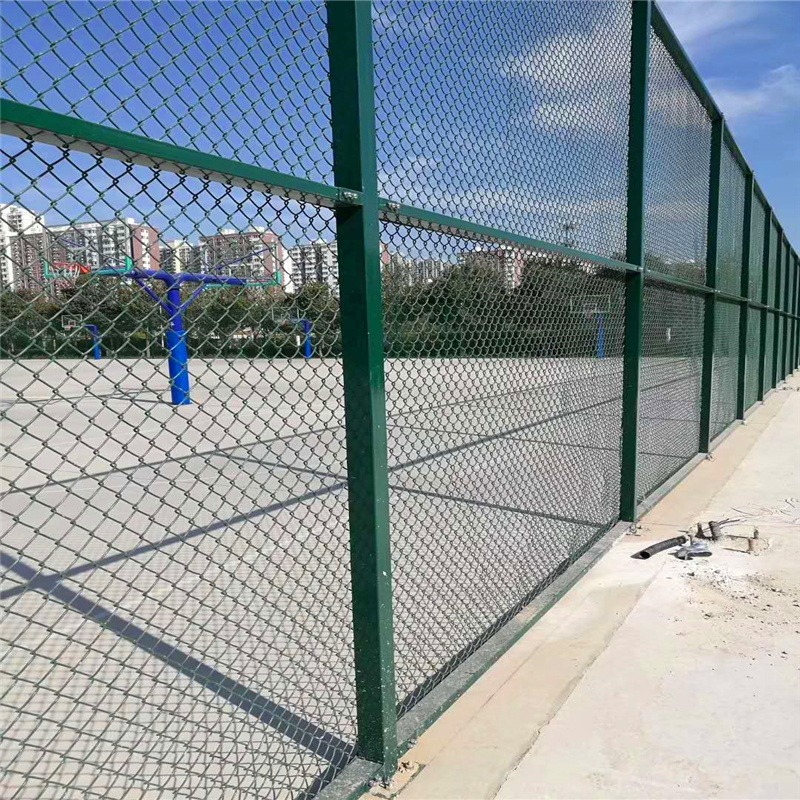 青岛防护网加工厂 长期供应浸塑钩花护栏 墨绿色篮球场围网峰尚安