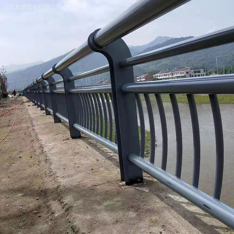 山东桥梁护栏厂家 不锈钢复合管灯光护栏 镀锌桥梁护栏 Q235B钢板立柱