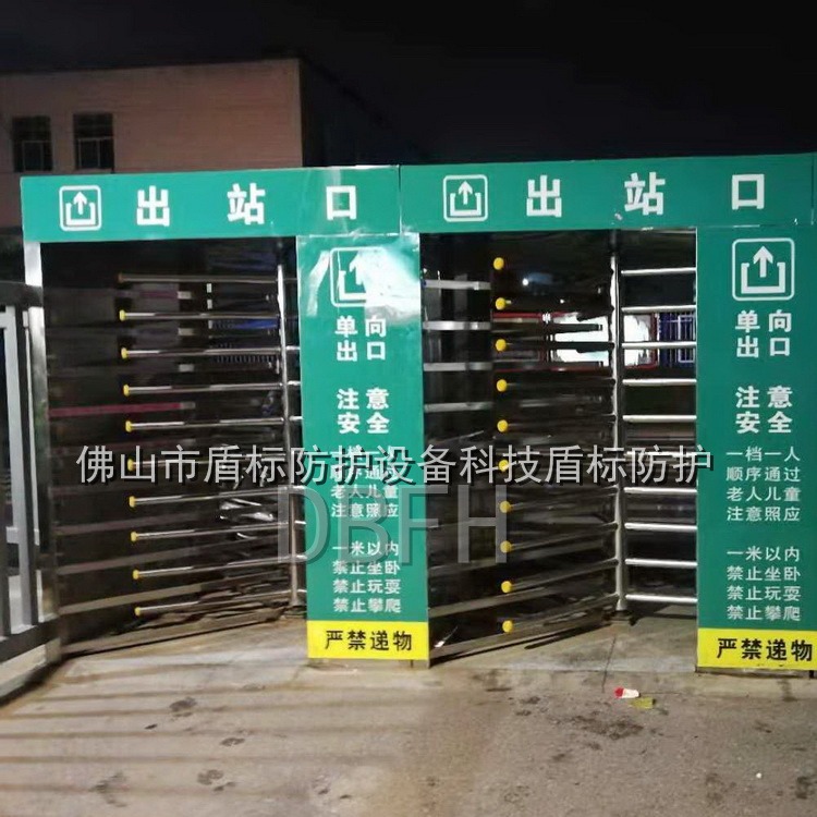 江西萍乡高铁火车站出口闸机 不锈钢手动旋转门 盾标防护单向栏杆门厂家定制图片