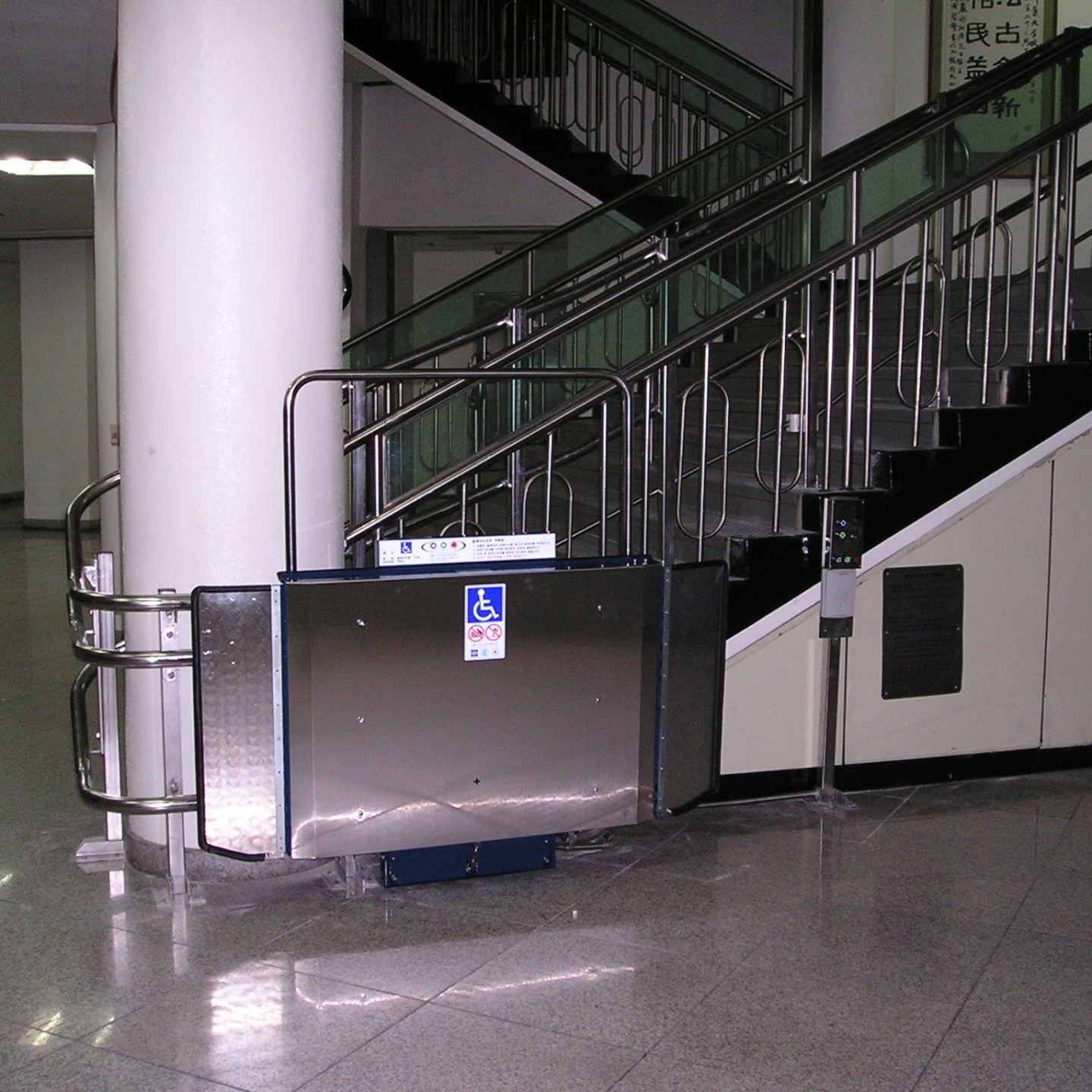 六安市启运弯轨斜挂平台 斜挂无障碍设施 残疾人专用爬楼设备 曲线斜挂电梯