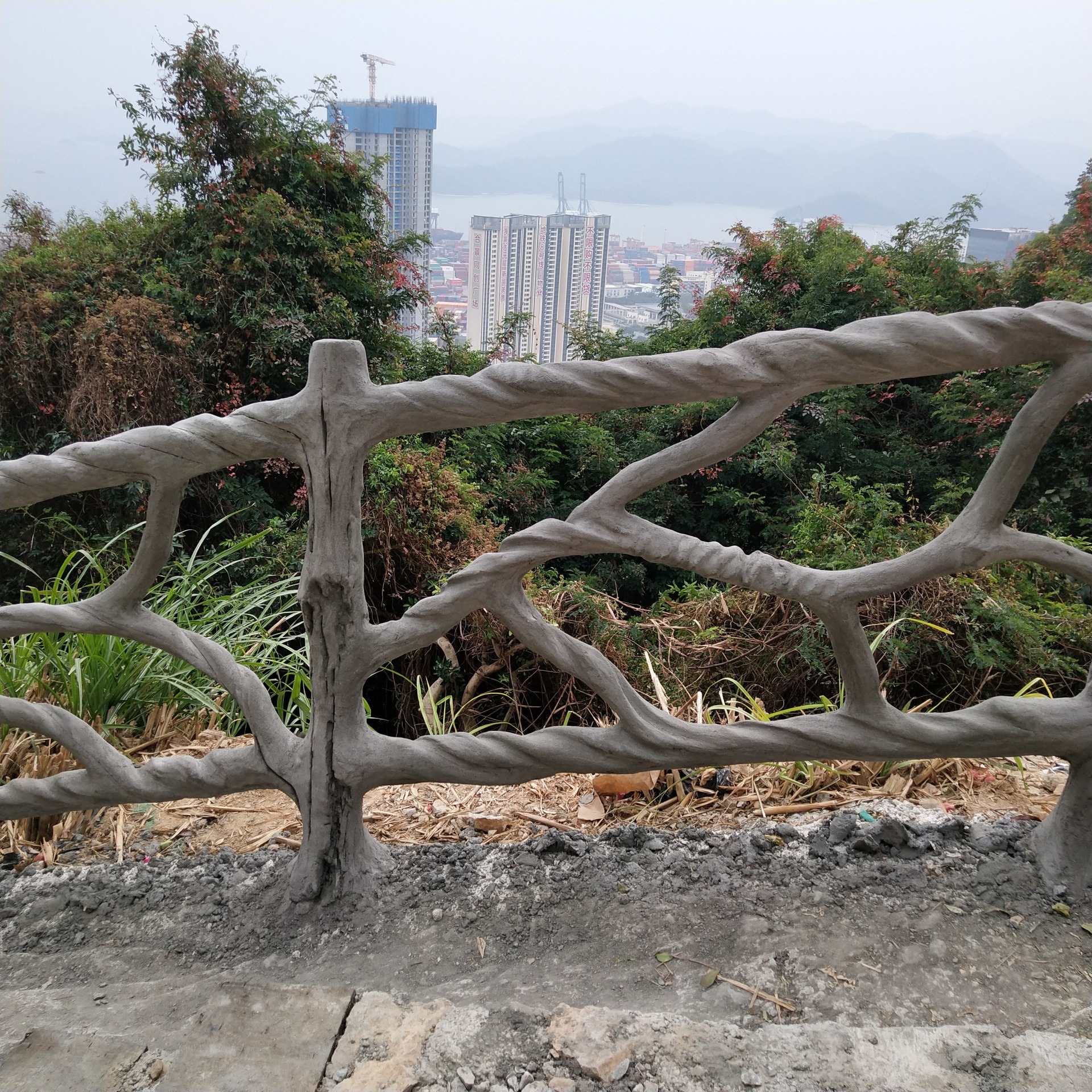 杭州仿木栏杆制作仿藤木栏杆仿树藤栏杆河道护栏水泥栏杆手工制作