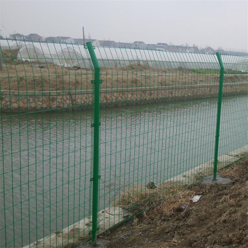 双边丝护栏网 圈地用铁丝防护网 高速公路用双边三角折弯护栏峰尚安