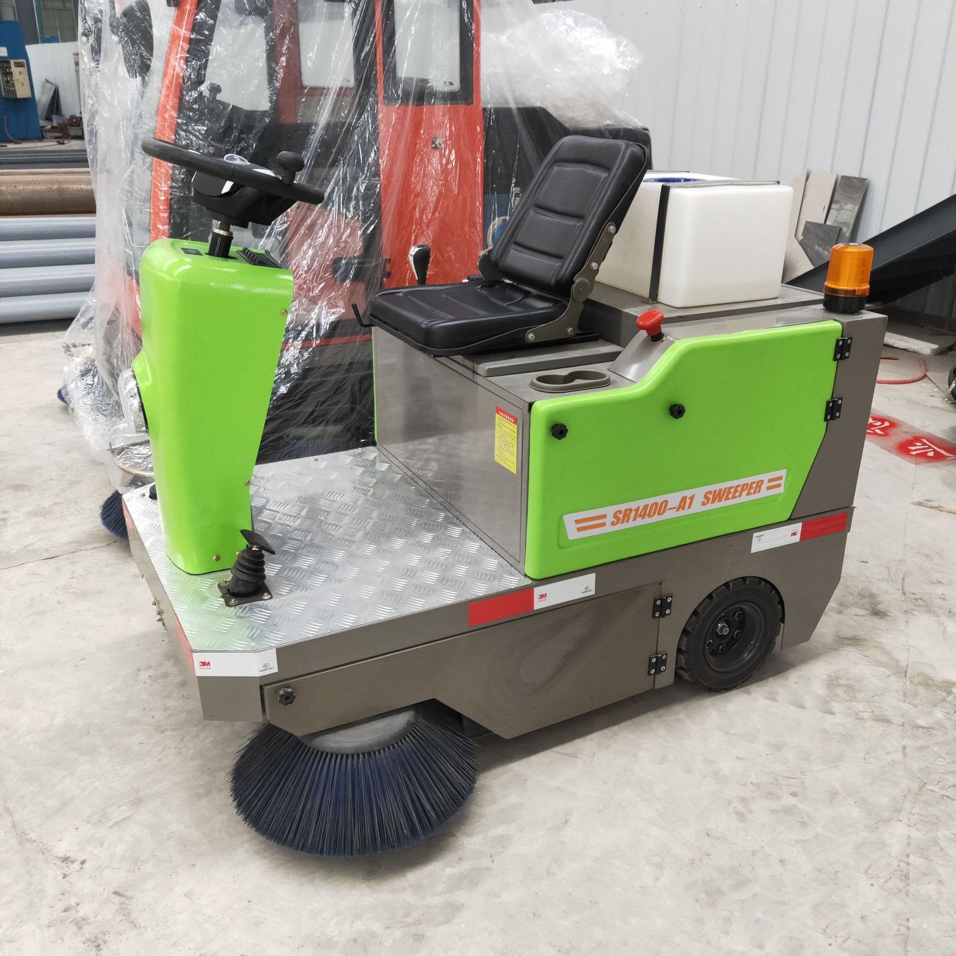 电动扫路车 驾驶式吸尘扫地机 小型扫地车厂家 中运威