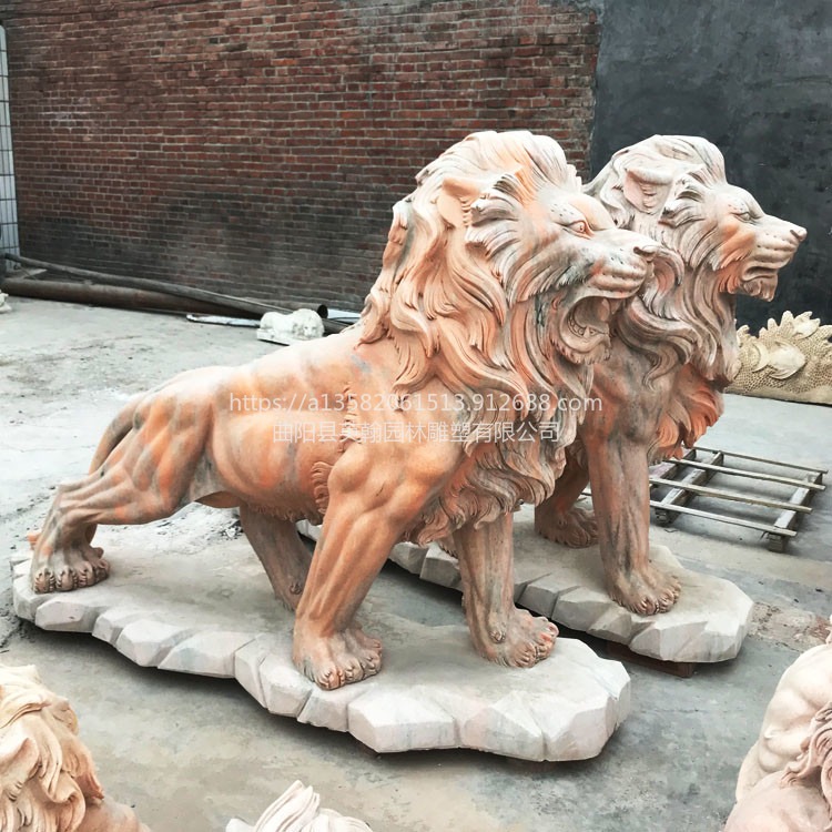 厂家石雕爬狮 欧式晚霞红走狮 户外景观现代狮子雕塑  花岗岩墩狮式雕刻图片
