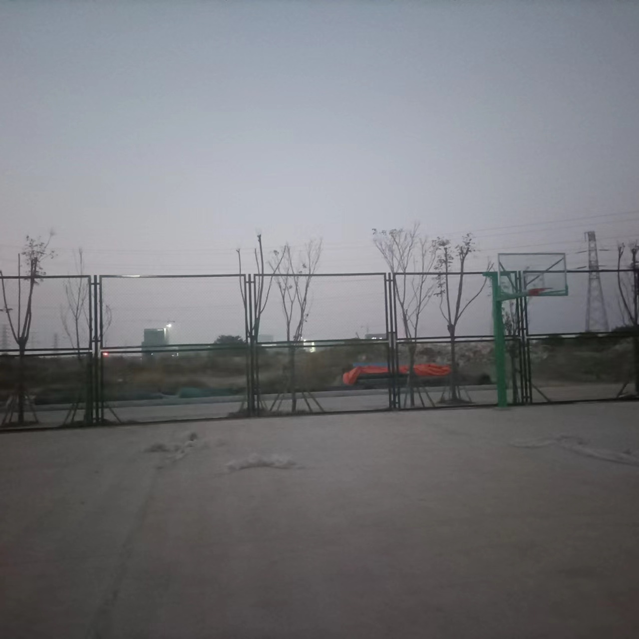 围栏网网球场	室外篮球场隔离栏  体育隔离围挡	学校铁栏	学校操场铁栅栏  角欧乐