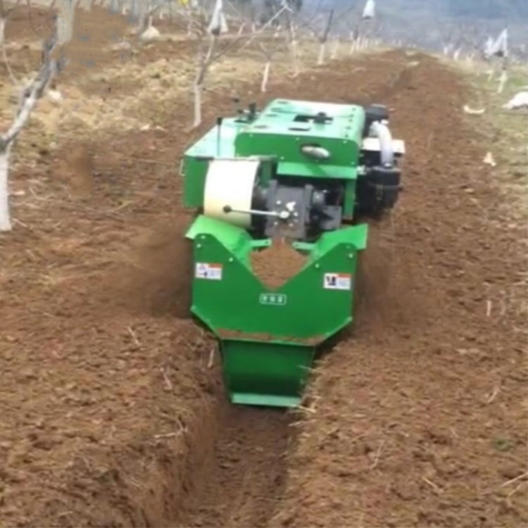 新型果园土壤翻新机 履带田园管理机 遥控式开沟回填施肥机图片
