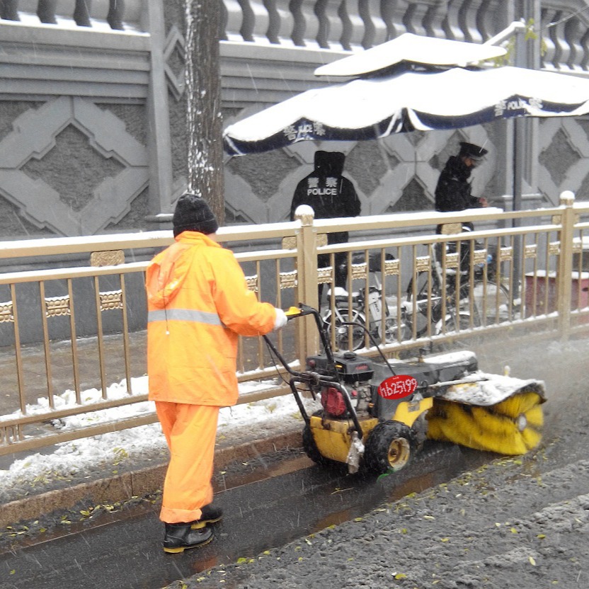 批发供应小型扫雪机1000MM宽滚刷扫雪机方便维护