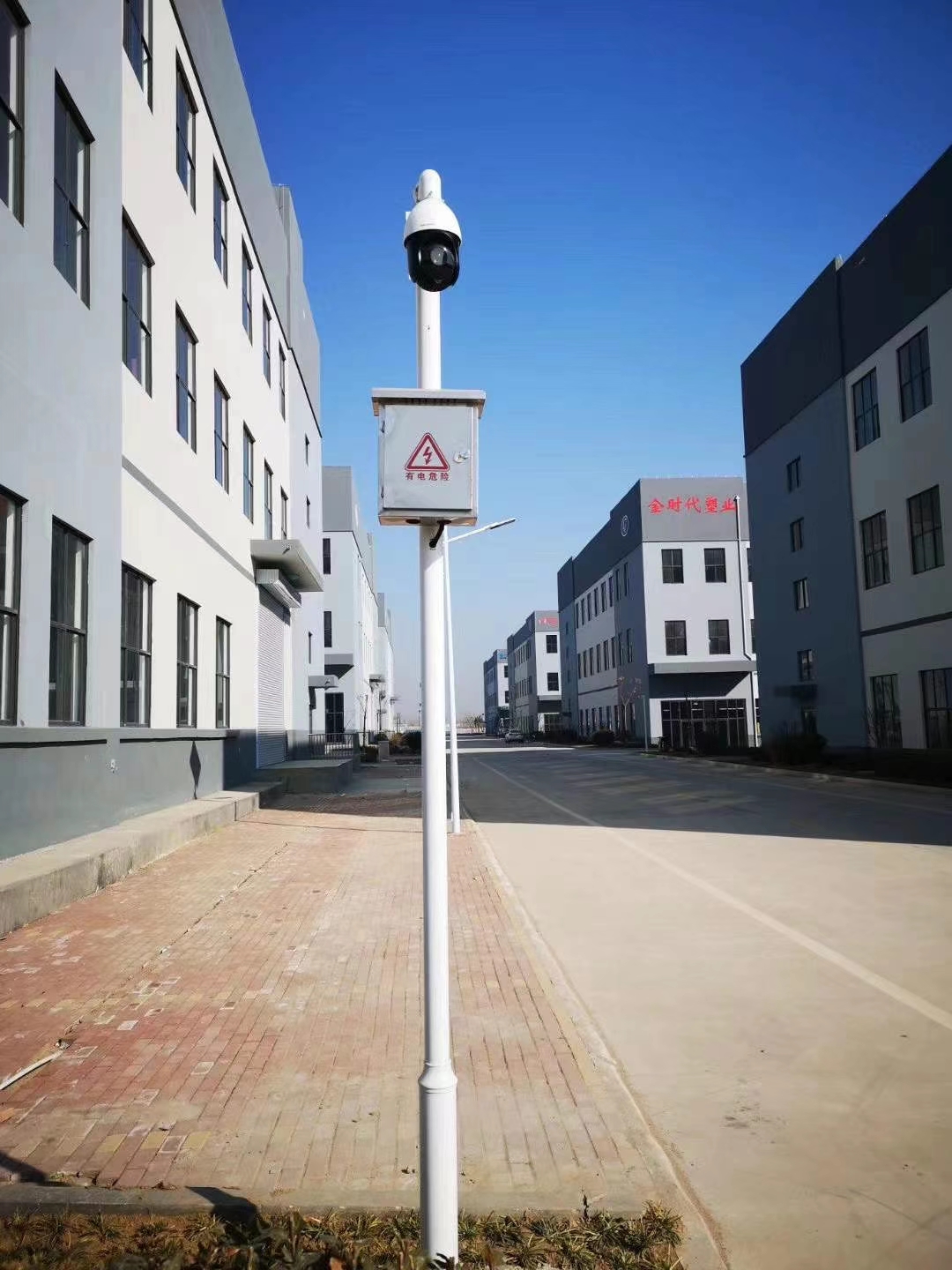 监控杆不锈钢防腐道路交通小区安防用白色城市园区多功能厂家定制