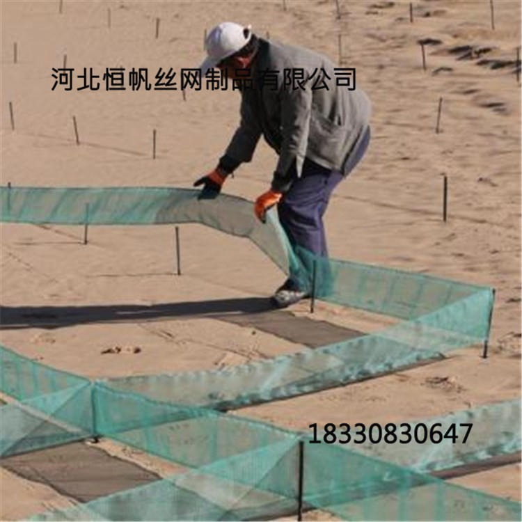 敦煌沙漠防沙网  阻沙网压沙障方格施工  上疏下密防沙网阻沙网围栏  恒帆图片