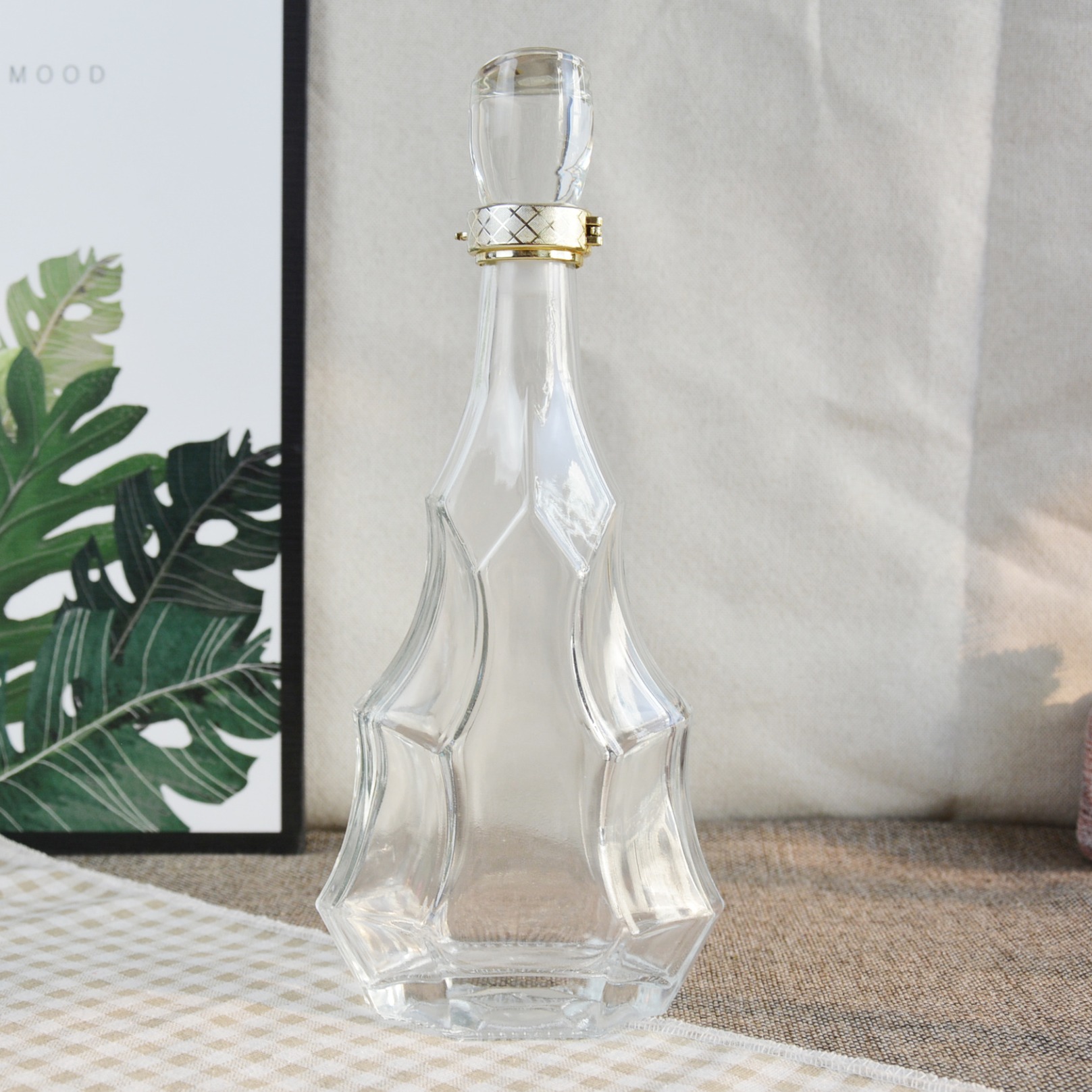玻璃瓶厂家供应晶白料工艺造型水晶盖卡扣平口500ml玻璃酒瓶