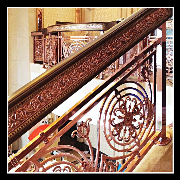 别墅搭配镀金铜板栏杆的款式前沿独特