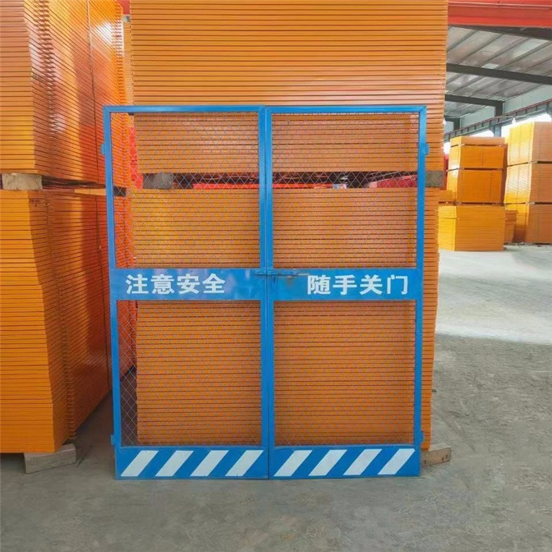 厂家现货供应施工电梯门升降机安全防护门 中国中建碳钢板安全门峰尚安图片