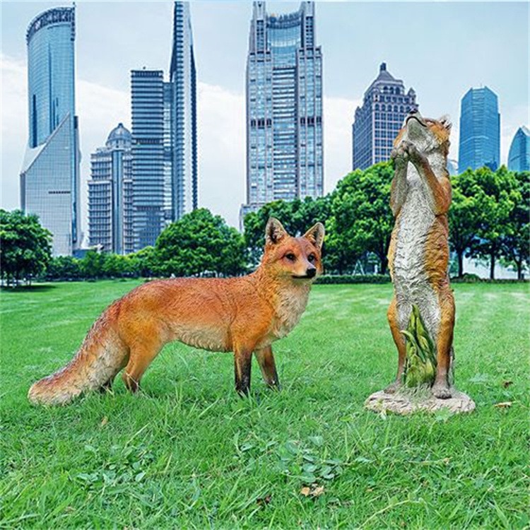 玻璃钢动物雕塑，仿真狐狸雕塑图片