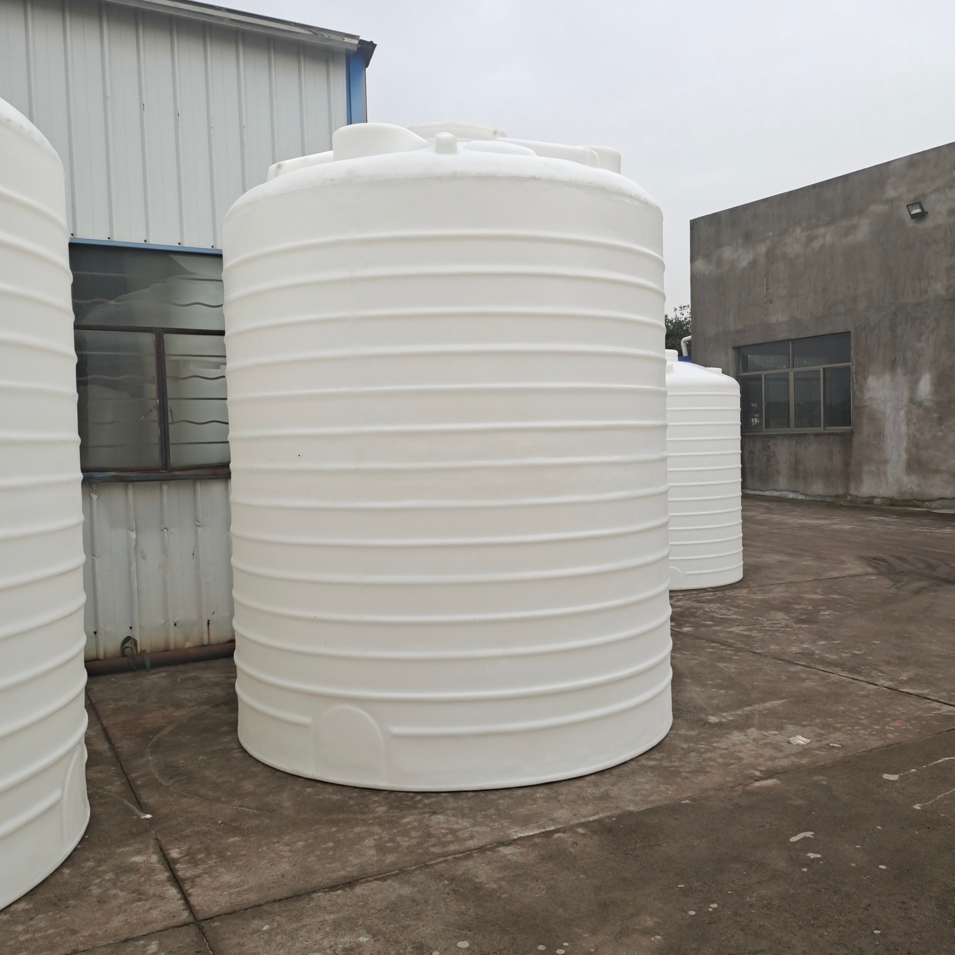 河南洛阳 30吨塑料水塔储水罐立式加厚PE滚塑牛筋化工桶食品级冷却水塔储水桶