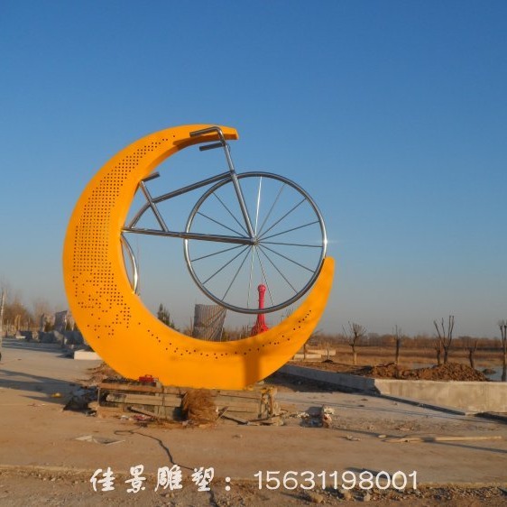 不锈钢月亮上的自行车雕塑不锈钢创意雕塑