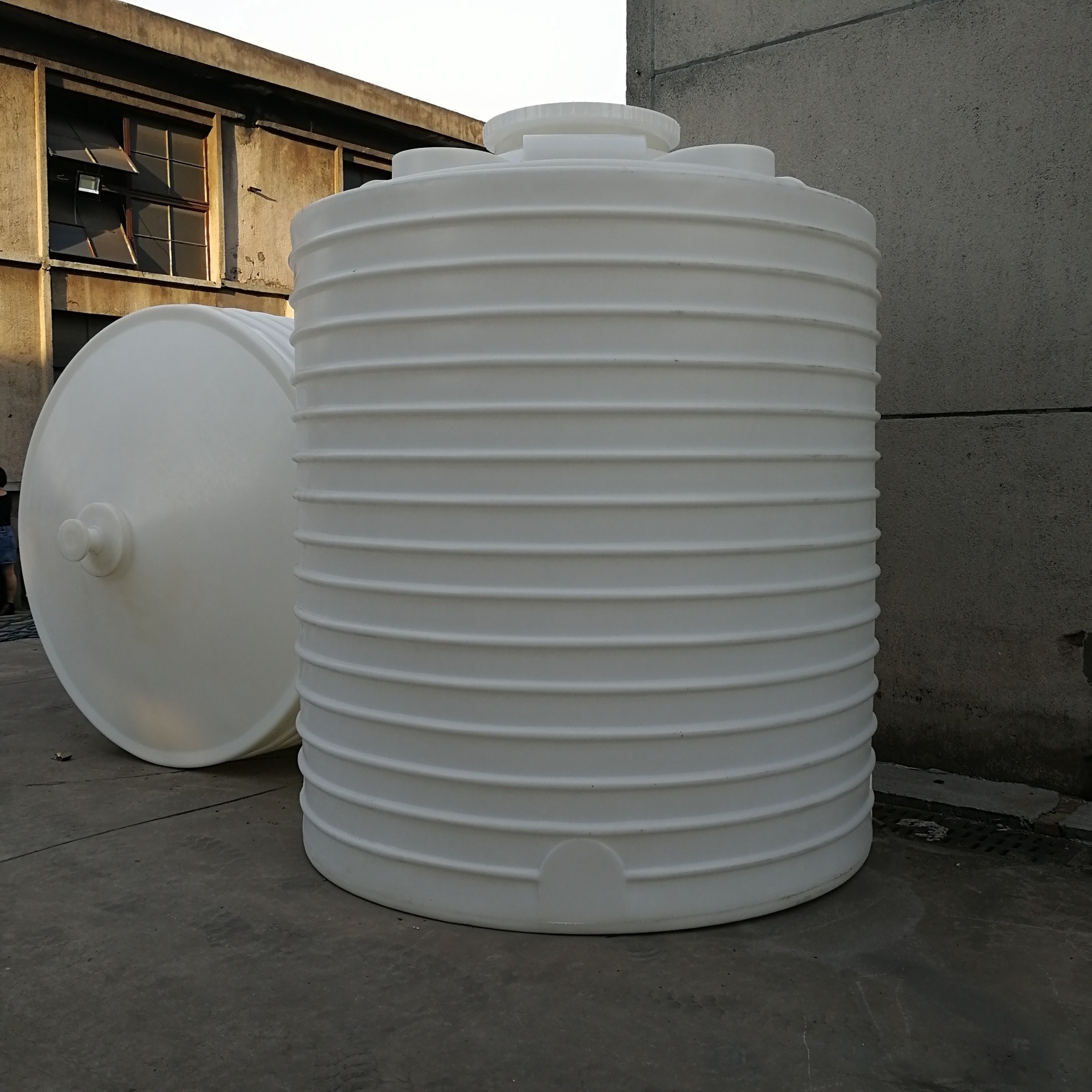 10吨耐腐加厚外加剂储罐  滚塑减水剂PE水塔 大容量加强塑料蓄水罐图片