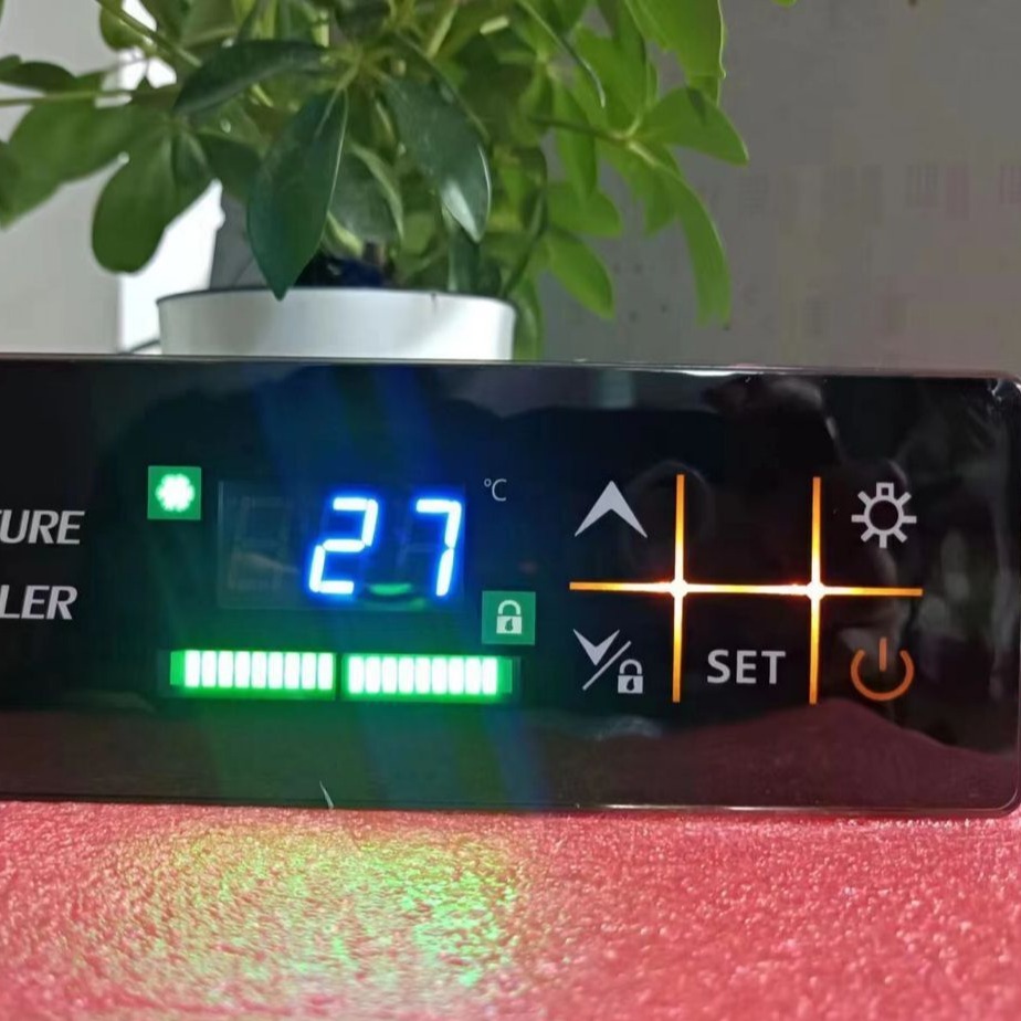 温度控制器  KR-702  特点：温度显示 温度控制 照明控制 停机化霜 故障自诊断