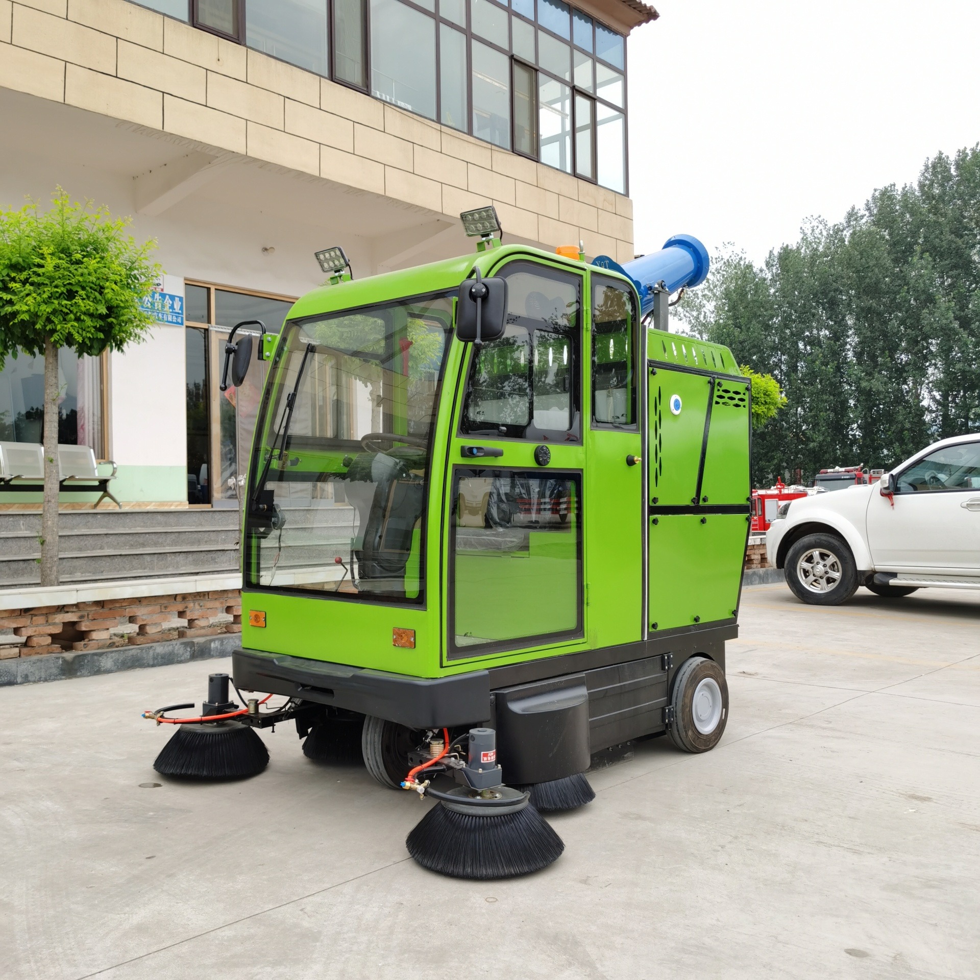 小型清扫车 驾驶式方向盘洗地车 两侧自动伸缩转刷扫地车 中运威