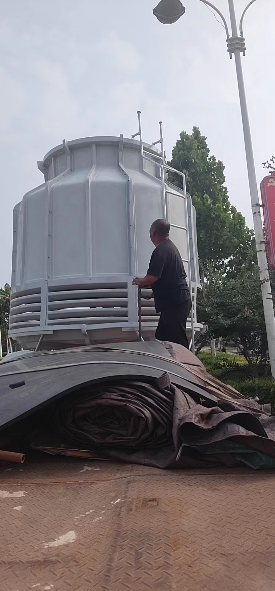 鑫日循环水专用手糊玻璃钢冷却塔可定制50T  污水塔工厂直销  混流式冷却塔图片