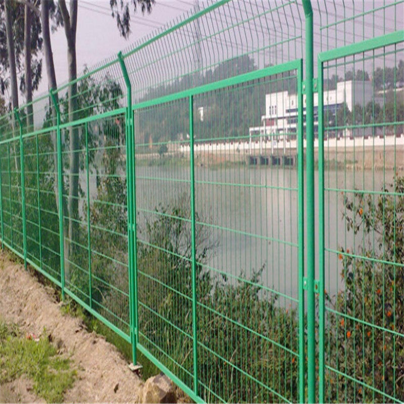 亚奇直销浸塑高速护栏网 5.0丝带边框护栏网 基坑护栏网 质优价低图片
