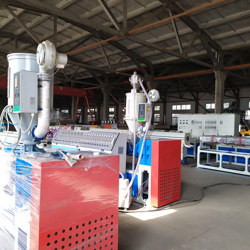 PE/PP管材挤出生产线，塑料管生产线，青岛超丰塑料管材设备厂家图片