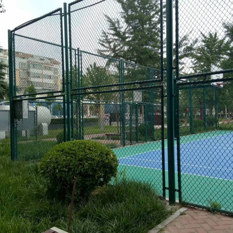 足球场护栏网	体育隔离网 篮球围挡隔离网	操场铁网	球场围墙铁围栏  角欧乐xiabo图片