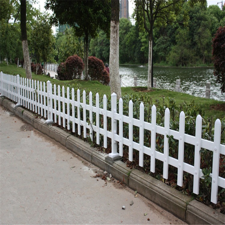 草坪防护栏 草坪绿化带隔离栏杆 pvc花园围栏安装简单方便茂岳厂家