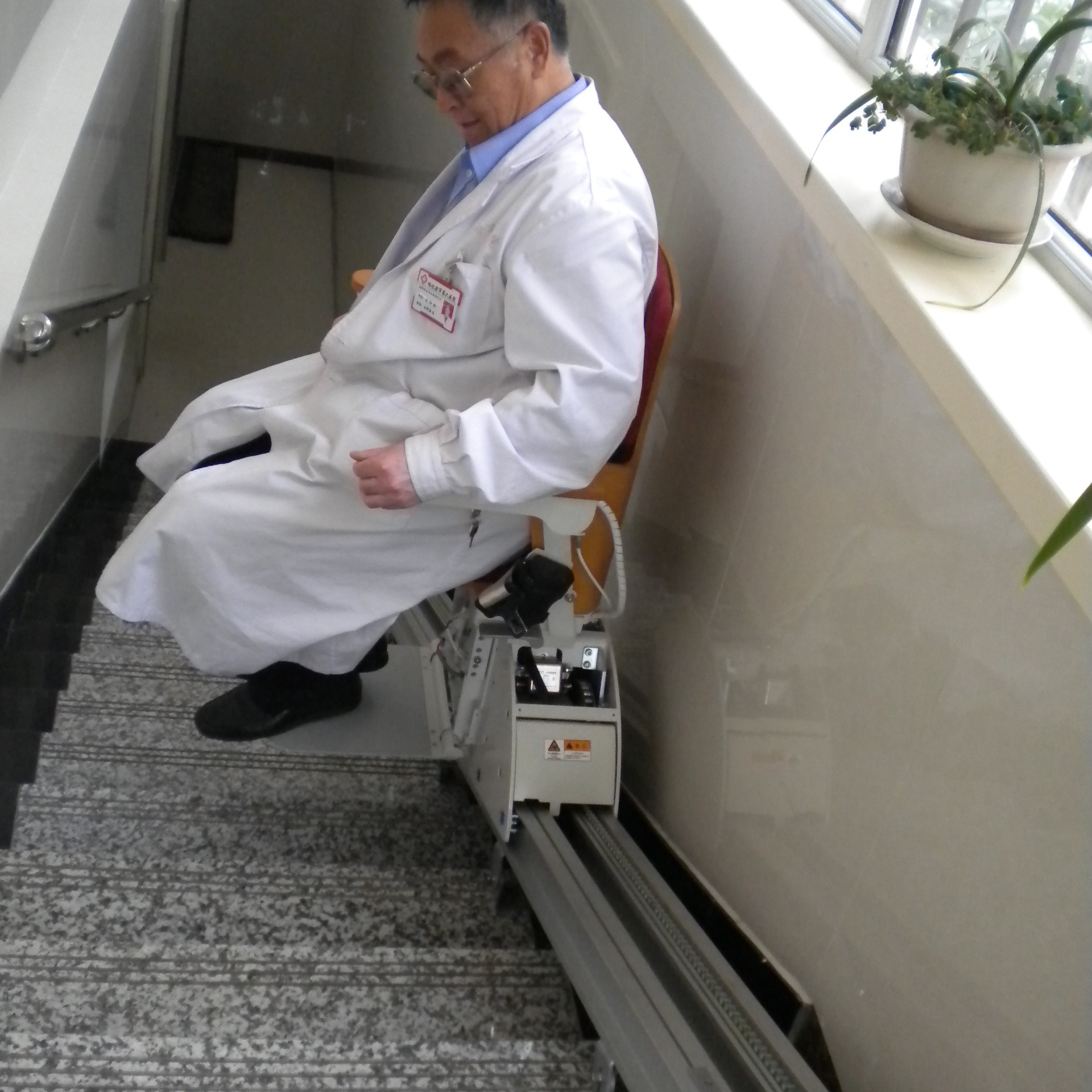楼梯座椅电梯 定制爬楼设备 秦皇岛市启运座椅式升降机