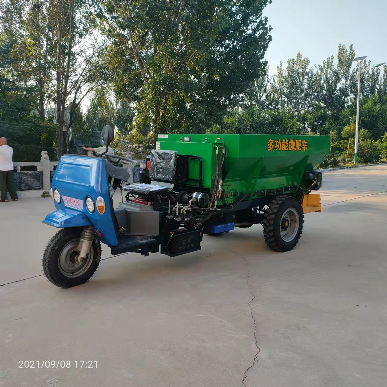 三轮车撒粪车 三轮车后置电动撒肥机 三轮车后挂撒肥料机 雨瑞 可定制