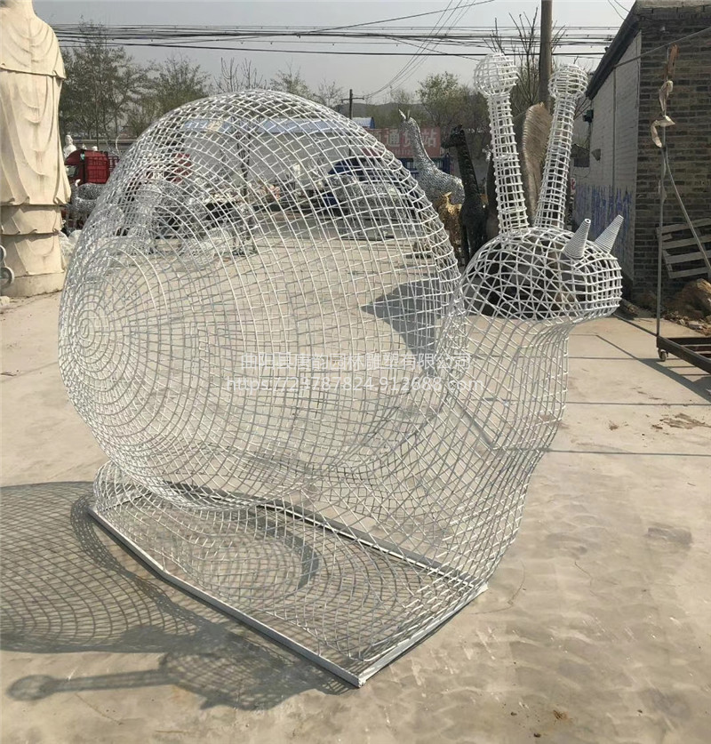 绿地铁艺镂空蜗牛雕塑定制厂家