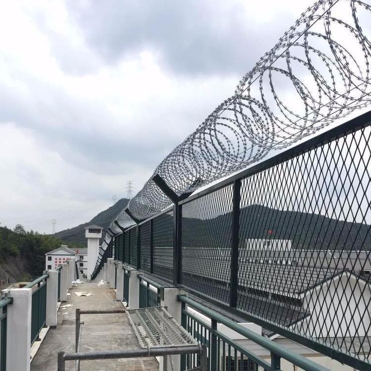 现货监狱护栏网防攀爬看守所高墙护栏网y型监狱钢网墙