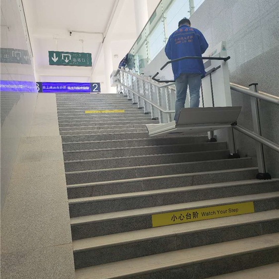 残疾人爬楼斜挂式平台 斜挂式楼梯电梯 浙江轮椅爬楼电梯厂家图片