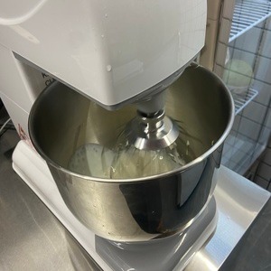 聊城佳麦7升商用鲜奶机/台式搅拌机打奶油机打蛋机和面机厨师机揉面机图片