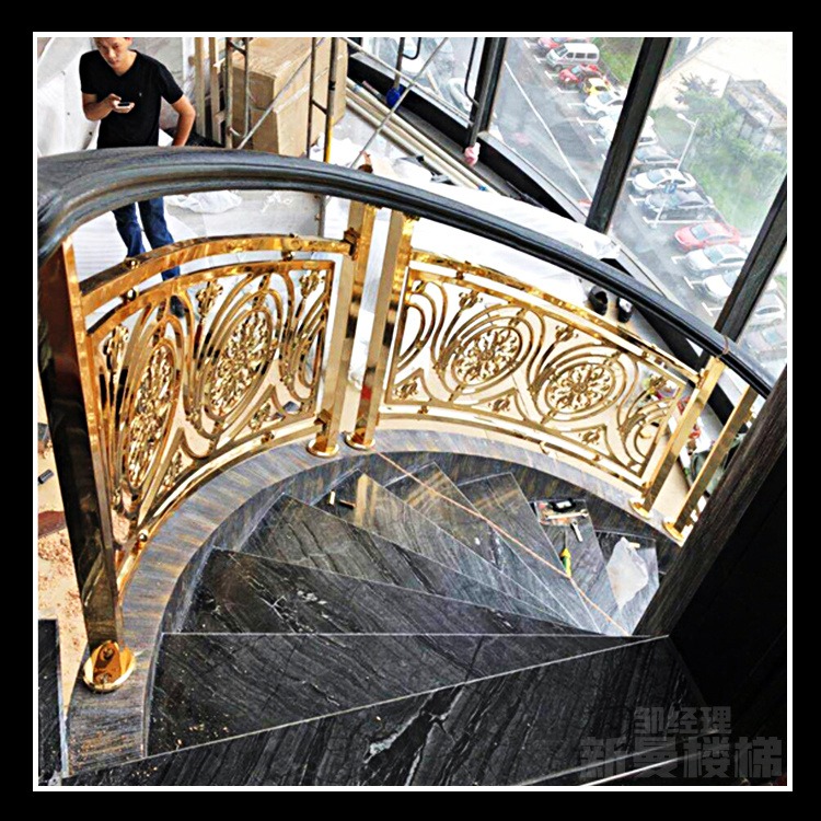 K金别墅铜楼梯 铜板雕刻镂空护栏现代人喜欢的铜艺装饰品图片