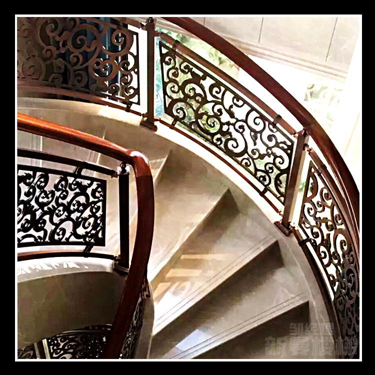 网红同款别墅镀金铜楼梯 纯铜雕花扶手传递品味艺术设计
