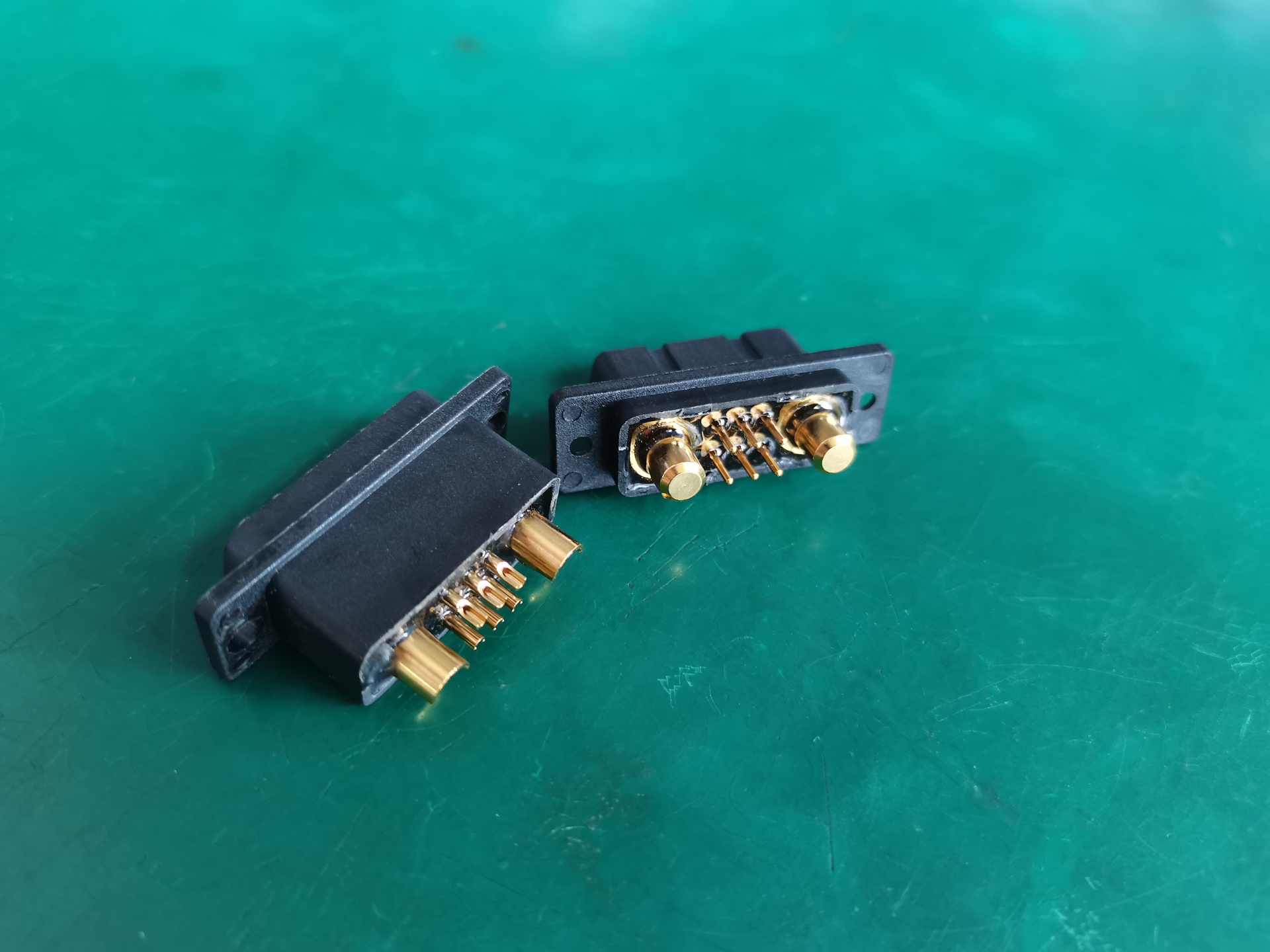 过电流插头座  大电流连接器  可以通过200A至300A电流  可同时传输信号 和电流
